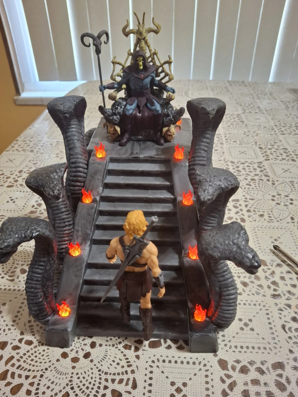 Masters of the Universe 85oz Skeletor's Trone LED. new.